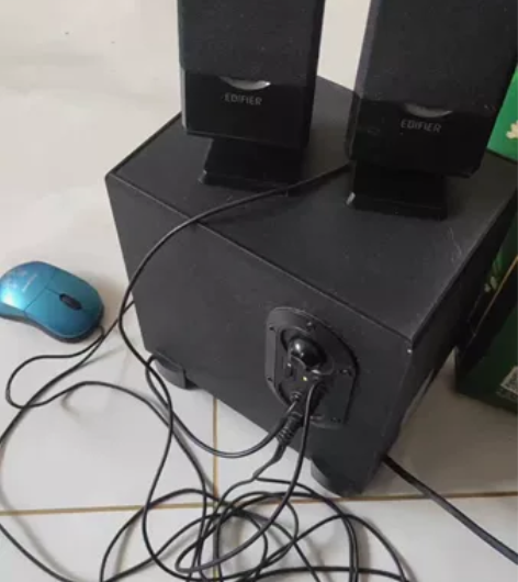 慢步者电脑音响R101V和一个键盘手柄，九...