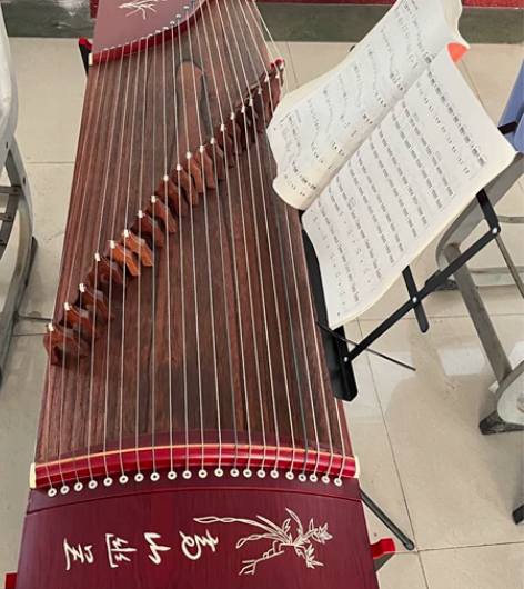 卖古筝 大三不需要古筝了 便宜出 在校学妹...