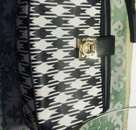 女士手包，配件齐全，千鸟纹款～库存货品，一...