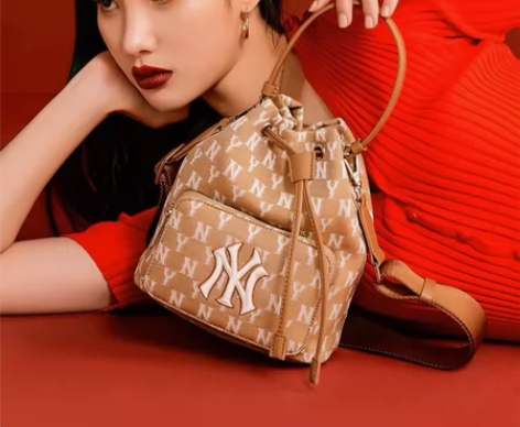 MLB官方男女情侣复古老花水桶包女NY斜挎...