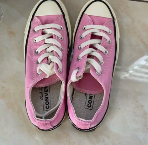 匡威帆布鞋朋友送的,仅试穿过一次,由于本人...