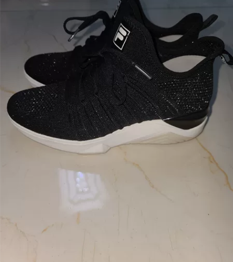 非全新斐乐女鞋36.5码 感兴趣的话点“我...