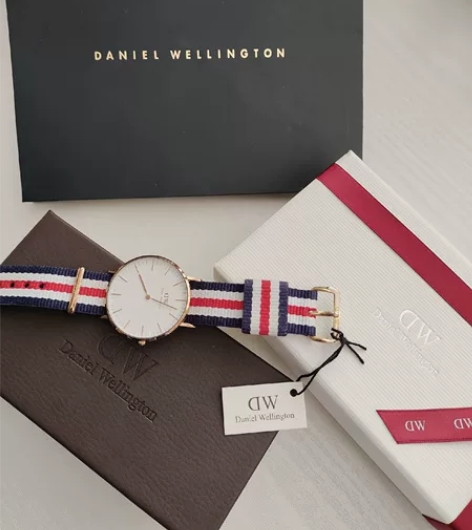 Dw手表正品 经典款式所有附件齐全   九...