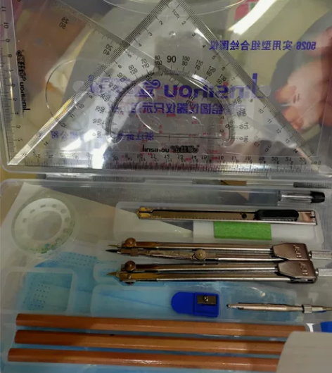 制图工具，三角板，圆规等等无橡皮，剩下是齐...