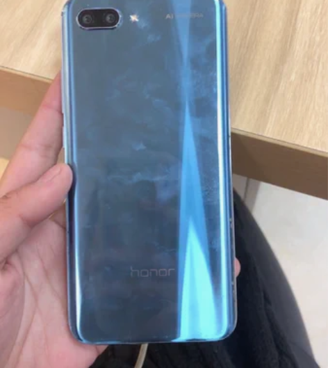 荣耀10 6+128g功能正常后盖轻微掉漆