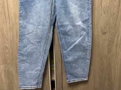 薄款牛仔裤，一次未穿 感兴趣的话点“我想要...