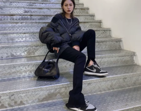 Aaakane拉链开叉加绒高腰黑色牛仔裤女...