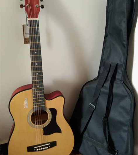 吉他全新吊牌都在，别人送的，不会弹，低价出...