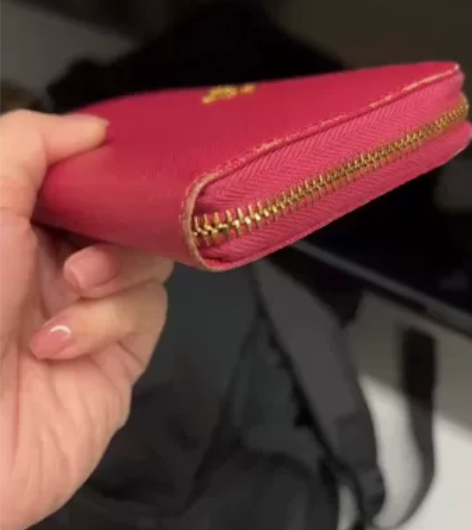 Prada女士钱包 购于太古汇超过10年了...