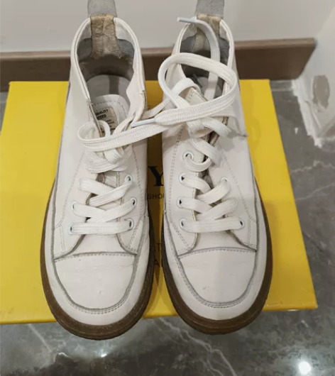 软底皮面帆布鞋,很好搭理,上脚舒服,商场买...