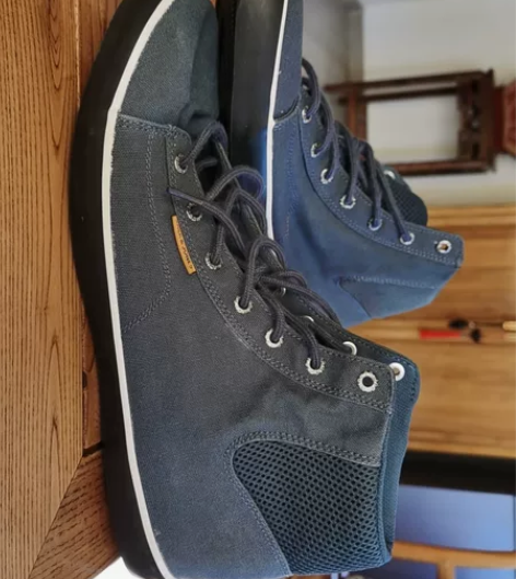 高帮牛仔帆布鞋,几乎全新,时尚帅气,只穿过一次,46码,大码... 高帮牛仔帆布鞋,几乎全新,时尚帅气,只穿过一次,46码,大码...