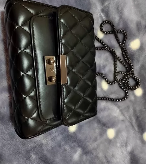 出闲置包包一个，去年淘宝买的 百搭，可单肩...