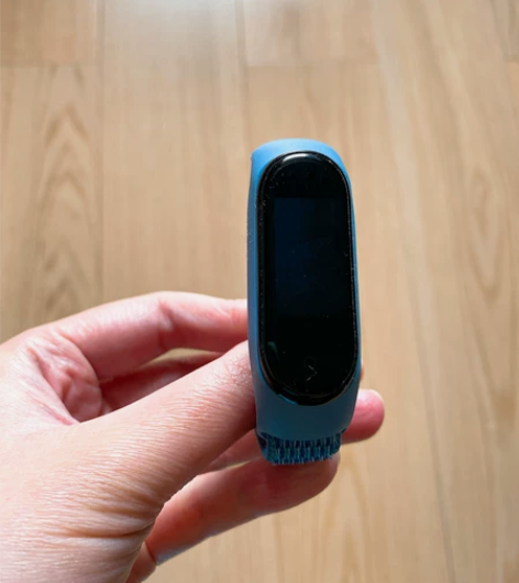 小米手环4，几乎全新，连充电USB。 感兴...