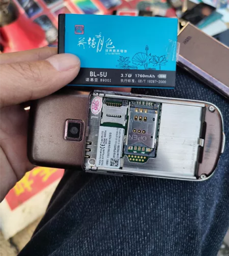 诺基亚8800e 品相自己看！东西在这摆着...