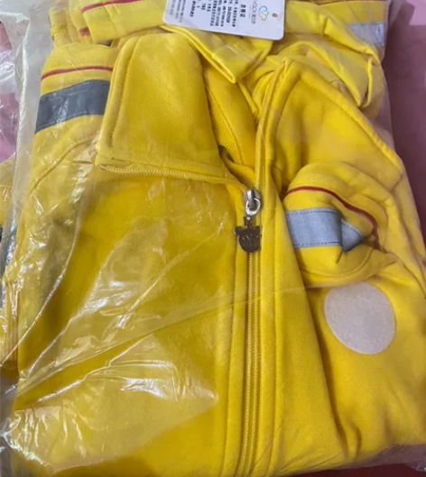 校服，黄色是冬款，尺码还剩130，150，...