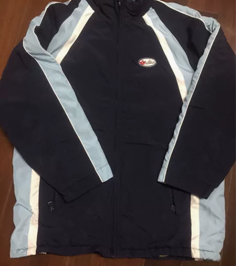 家中孩子已毕业，校服还很新，有需要的请联系...