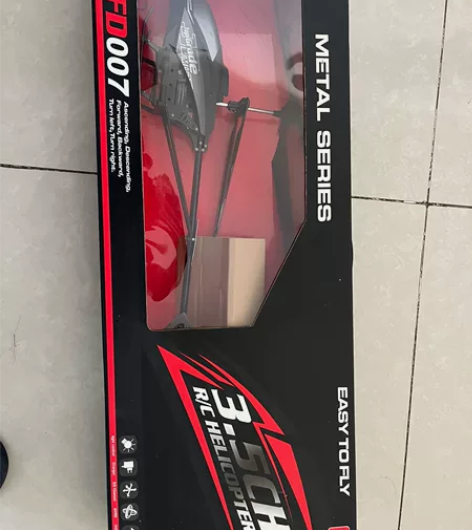 遥控直升机，飞了一次就摔了，有摔痕，放了很...