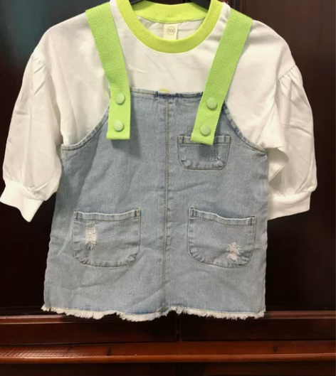 牛仔背带裙两件套100码全新带吊牌，里面配...