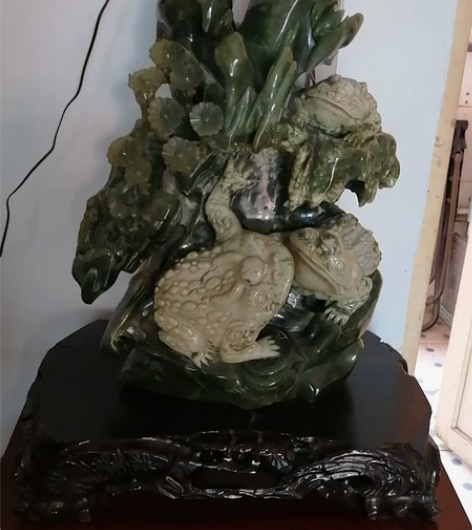 八十年代岫岩玉巧色雕金蟾山子摆件，玉质，雕...