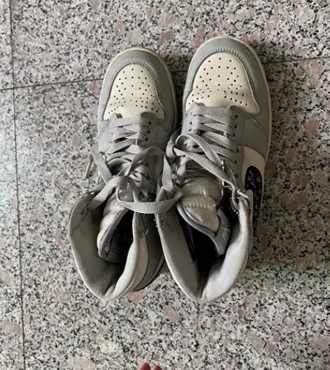 女士高帮运动鞋 穿着痕迹如图?明显穿着痕迹...