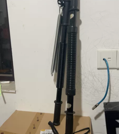 弹簧臂力器一个50KG另一个不知道多少 感...