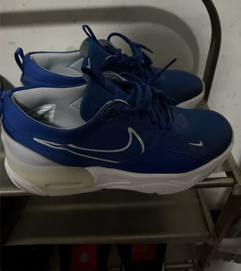 正品Nike 运动鞋蓝色 很新， 穿过一次...