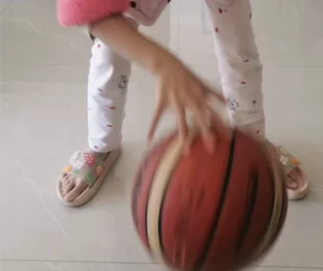 小学生篮球9成新，上面有孩子的名字和班级号...