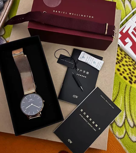 DW手表 自己换了表带 购买的话两条表带一...