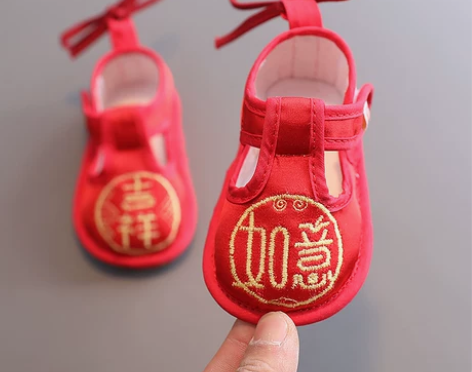 周岁宴穿了一回，全新的。婴儿周岁鞋中国风红...