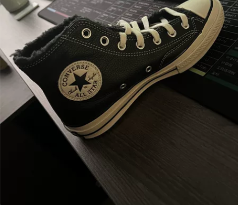 全新，一次都没穿过。里面薄绒。38码。正品...