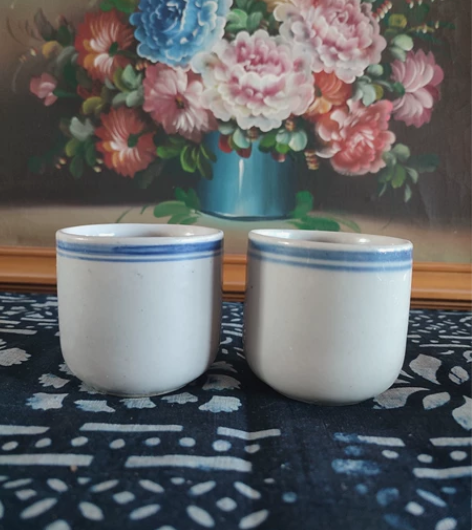 刚收的老茶杯两个，有一只烧造时就带的几个小...