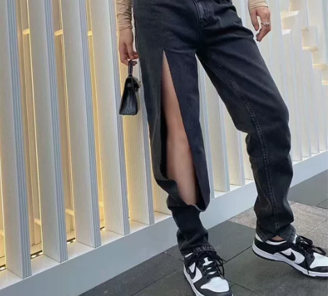 破洞牛仔裤，高腰牛仔裤，黑色牛仔裤，买大了...