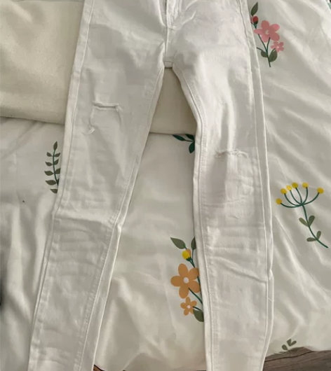 白色破洞牛仔裤，适合95斤以下妹子，很好看...