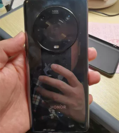 荣耀magic4Pro，98新，手机一直贴...