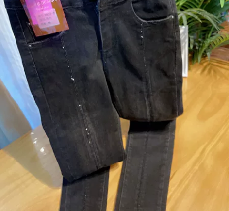 全新～烫钻加绒牛仔裤！黑色！裤线处有黑色钻...