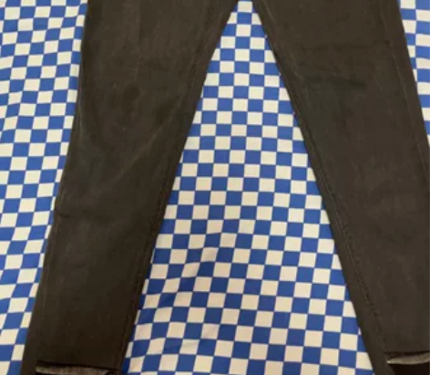 小脚裤黑色牛仔裤，裤子上不是脏了是裤子本身...