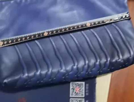 香港购买，麦昆女士手拿包，好像3千港币左右...