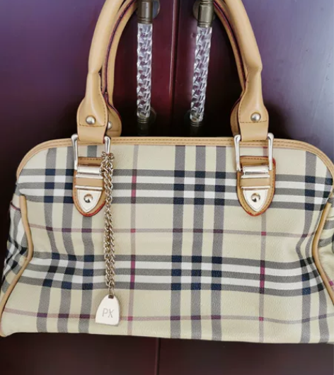 经典英伦风手提包 如图所示,包括五金件在内...