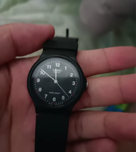 卡西欧手表黑色略显小巧，更适合女生全新带包...