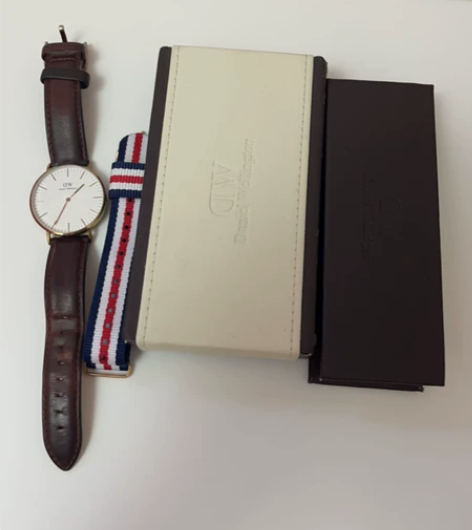 dw手表 皮表带磨损 还有一条全新的尼龙表带