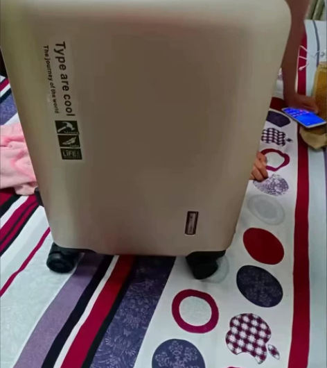 全新吊牌在铝框万向轮行李箱拉杆箱袋鼠正品2...