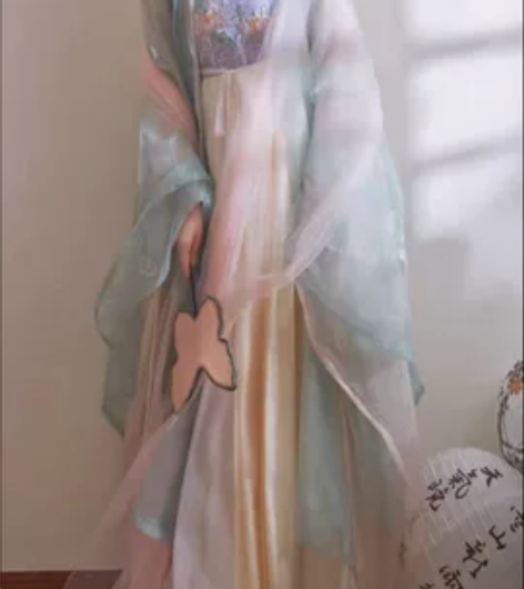 出这个诃子裙XS码  全新带吊 最近没米了...