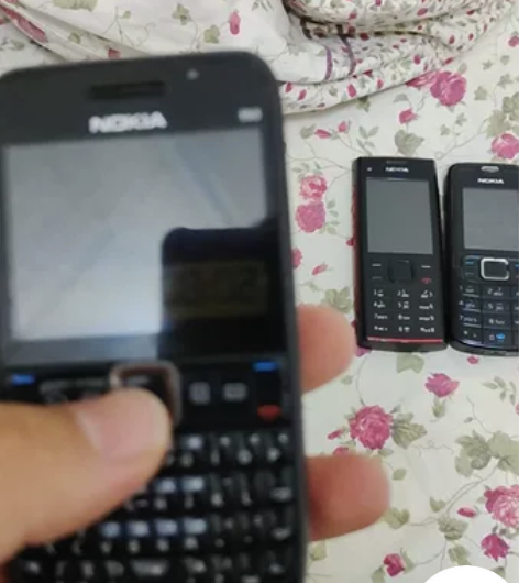 诺基亚e63，成色不错，内存卡盖没了，不影...