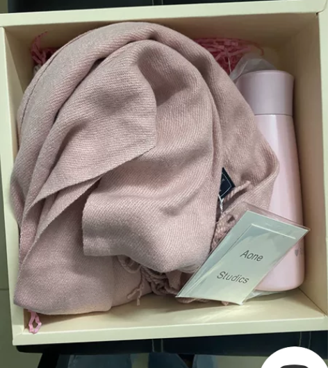 这是个礼盒，围巾是粉色的，粉粉嫩嫩的特别温...