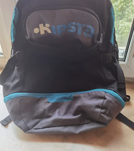 迪卡侬训练篮球包 底部可以装下一个篮球，内...