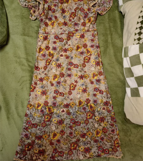 zll的一款夏季连衣裙，绣花精致，上身很显...