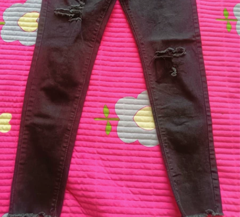 黑色弹力破洞牛仔裤 两件包邮 感兴趣的话...