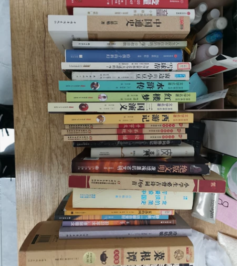 卖书，卖好多书，四大名著。西游记，红楼梦。...