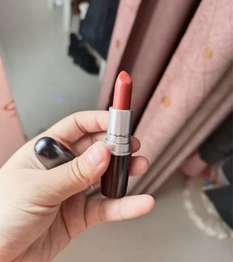 mac口红，朋友送的颜色很好看，口红太多用...