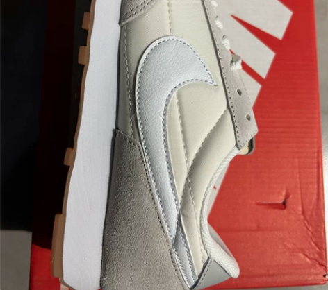 耐克轻便运动鞋,华夫,全新未穿,橡胶牛筋大...